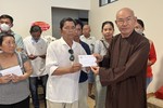 Hòa thượng Thích Tâm Viên, Trưởng ban Từ thiện xã hội báo Giác Ngộ trao tiền của bạn đọc gởi ủng hộ bệnh nhân