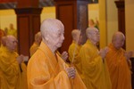 Đại lão Hòa thượng Pháp chủ GHPGVN niêm hương Tam bảo tại chánh điện Việt Nam Quốc Tự