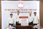 Đại diện Agribank (bên phải) trao 1 tỷ đồng ủng hộ Quỹ "Vì người nghèo" - Ủy ban MTTQVN TP.HCM chung tay chăm lo cho người nghèo dịp Xuân Giáp Thìn 2024