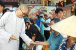 Ni sư Thích nữ Huệ Đức trao quà hỗ trợ bà con khó khăn đón Tết cổ truyền