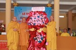 Hòa thượng Thích Huệ Trí trao hoa chúc mừng lễ bổ nhiệm trụ trì