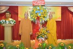 Thượng tọa Thích Thiện Quý trao hoa chúc mừng của Ban Thường trực Ban Trị sự GHPGVN TP.HCM