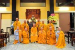  Chư tôn đức Ban Giáo dục Phật giáo TP.HCM chụp ảnh lưu niệm cùng Đức Pháp chủ GHPGVN tại chùa Huê Nghiêm - Ảnh: C.Minh