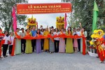 Cắt băng khánh thành cầu bê-tông tại tỉnh Đồng Tháp