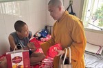 Đại đức Thích Giác Thọ trao lì xì mừng Tết cho các bệnh nhi Bệnh viện Nhi Đồng 2