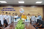 Ban Giám đốc bệnh viện tiếp nhận 2 máy vỗ rung do Ban Từ thiện xã hội Phật giáo tỉnh Khánh Hòa tặng