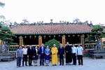 Phái đoàn tham quan và chụp ảnh lưu niệm trước chùa Hội Khánh