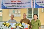 Lãnh đạo địa phương tặng giấy tri ân đoàn từ thiện Linh Quang tịnh xá