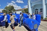 Bà con xã Gia Thuận được tặng bồn chứa nước ngọt trong những ngày bị hạn mặn