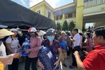 Bà con nhận nước ngọt từ đoàn từ thiện