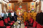 Đoàn lãnh đạo Thành ủy TP.Hà Nội tặng hoa chúc mừng đến chư tôn đức GHPGVN tại chùa Quán Sứ