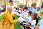  Ni sư Thích nữ Liên Nhân trao quà cho học sinh