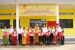 Cắt băng khánh thành 2 phòng học tại chùa Đầu Giồng (Chông Ksach, xã Tam Ngãi) - Ảnh: T.N