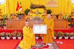 Thượng toạ Thích Viên Quang trao quyết định bổ nhiệm Đại đức Thích Minh Tuệ làm trụ trì chùa Liên Hoa