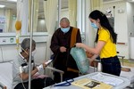 Đại đức Thích Minh Phú tặng tiền mặt, cháo đến bệnh nhân tại BV.Truyền Máu Huyết Học