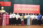 Chúc mừng Phó Bí thư Thành ủy TP.HCM Nguyễn Phước Lộc và bà Trần Kim Yến - Ảnh: L.Hồ