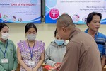 Đại đức Thích Minh Phú trao quà đến gia đình các cháu bệnh nhi tại Bệnh viện Nhi Đồng 1 - Ảnh: TN