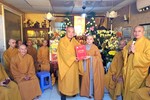 Thượng tọa Thích Trung Nguyện trao quyết định bổ nhiệm trụ trì niệm Phật đường Liên Trì đến Sư cô Thích nữ Quảng An