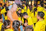 Hòa thượng Tăng Sa Vong lì-xì, tặng quà động viên học sinh