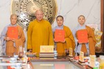 Thượng tọa Thích Tâm Định trao quyết định đến tân trụ trì