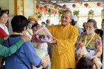 Đại đức Thích Lệ Duyên trao quà đến bà con khó khăn