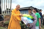 Đại đức Thích Minh Phú trao quà từ thiện tại Lào do Thượng tọa Thích Pháp Hòa tài trợ 