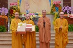 Chư tôn đức trao giải nhất đến Đại đức Thích Thiên Khánh - đơn vị Phật giáo Q.3