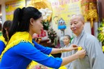 Phật tử cài hoa hồng Vu lan trong chương trình Đại lễ Vu lan chùa Trăm Gian