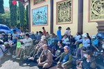 Bà con khuyết tật vận động chờ nhận quà Vu lan tại chùa Hộ Pháp