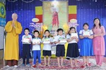 Hòa thượng Thích Chơn Không trao quà đến các Phật tử học giỏi