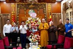 ông Nguyễn Chí Đoàn, Phó Giám đốc Sở Nội vụ TP.Hà Nội tặng hoa chúc mừng Lễ Vu lan đến Trưởng lão Hòa thượng Thích Thanh Nhiễu