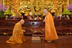 Đức Pháp chủ GHPGVN - Đại lão Hòa thượng Thích Trí Quảng và Trưởng lão Hòa thượng Thích Minh Thông thực hiện tác pháp đối thú Tự tứ theo nghi thức Thượng tọa - Ảnh: Bảo Toàn/BGN