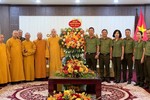 Chư tôn đức GHPGVN trao tặng lẵng hoa chúc mừng tới toàn thể cán bộ, chiến sĩ Công an Thủ đô
