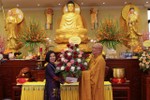 Bà Nguyễn Thị Bích Thảo tặng hoa chúc mừng đến Hòa thượng Thích Thiện Bảo