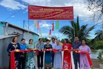 Cắt băng khánh thành cầu giao thông nông thôn ấp Đường Cày