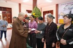 Hòa thượng Thích Bảo Nghiêm trao quà đến bà con