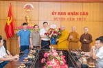 Thượng tọa Thích Tâm Định trao hoa chúc mừng tại buổi gặp mặt