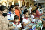 Học sinh chọn dụng cụ học tập tại gian hàng 0 đồng tại chùa Vi Phước