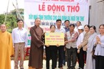 Thượng tọa Thích Quảng Tuấn trao hỗ trợ xây nhà tình thương