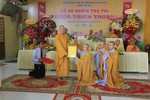 Hòa thượng Thích Minh Thiện trao quyết định đến Sư cô Thích nữ An Hà, tân trụ trì chùa Thiên Thuận