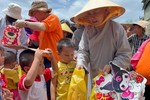 Ni sư Thích nữ Như Hiền trao quà trung thu đến các thiếu nhi tại xã Tân Thành, H.Tân Châu, tỉnh Tây Ninh