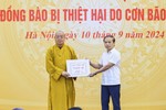 Trưởng lão Hòa thượng Thích Thanh Nhiễu đại diện Giáo hội ủng hộ 500 triệu đồng tại lễ phát động - Ảnh: TƯMTTQVN