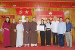 Đại đức Thích Tâm Quang trao ủng hộ đến đại diện Ủy ban MTTQVN TX.Quảng Trị