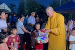 Trao quà cho thiếu nhi tại chùa Tỉnh Hội tỉnh Bình Phước