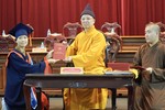 Hòa thượng Thích Thanh Quyết trao Bằng tốt nghiệp đến Ni sinh Học viện