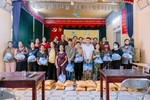 Trưởng ban Trị sự GHPGVN H.Bảo Thắng trao quà đến các gia đình khó khăn do bão lũ tỉnh Lào Cai