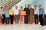 Đại đức Thích Đồng Thuận trao bảng ủng hộ xây dựng căn nhà mới