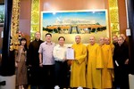 Ông Trần Đức Thịnh trao văn bản chấp thuận của UBND về việc thành lập tổ chức tôn giáo trực thuộc - Ban Quản trị tổ đình Hội Khánh