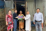Sư cô Thích nữ Tín Lạc tặng quà đến gia đình khó khăn tại xã An Khương (Bình Phước)