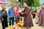  Thượng tọa Thích Tĩnh Triệt hỗ trợ bà con ở xã A Mú Sung và xã A Lù, H.Bát Xát, tỉnh Lào Cai